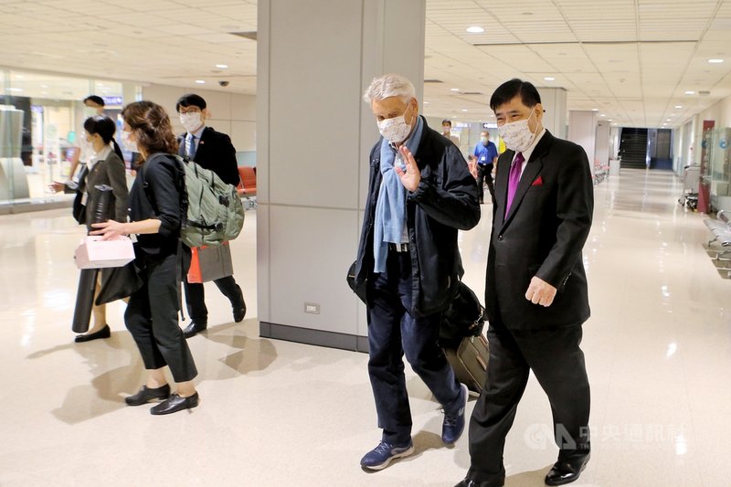 法國參議院友台小組主席李察(右2)率領的參訪團10日晚間搭機離台,外交部派出歐洲司司長陳立國(右1)陪同送機。中央社記者吳睿騏桃園機場攝 110年10月10日