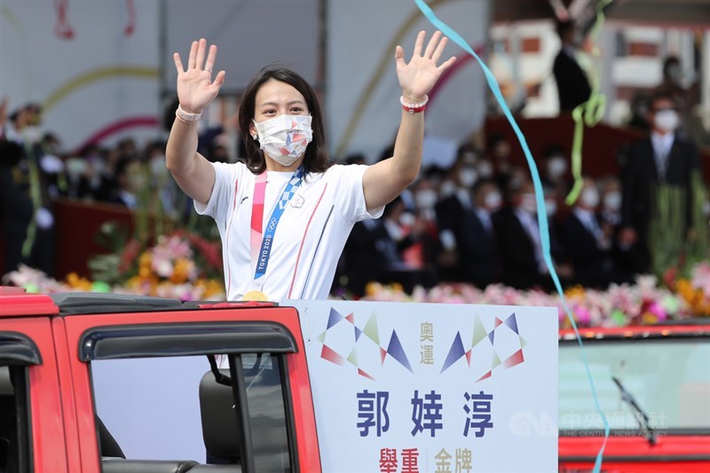 文總10日舉辦「OUR HEROES!台灣英雄大遊行」,由東京奧運英雄車隊擔任開場,在東京奧運摘金的「舉重女神」郭婞淳向民眾揮手致意。中央社記者王騰毅攝 110年10月10日