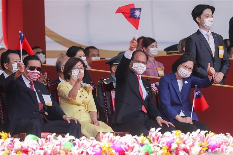 中華民國中樞暨各界慶祝110年國慶大會10日上午登場,總統蔡英文(前右)、立法院長游錫堃(前右2)及前總統馬英九(前左)等人向遊行隊伍致意。中央社記者王騰毅攝 110年10月10日