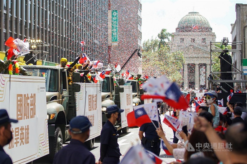 「OUR HEROES!台灣英雄大遊行」10日在台北舉行,邀請協助防疫、救災、守衛國土的軍警消等台灣英雄參與車隊遊行,行經館前路「英雄谷」時灑下碎紙花,現場民眾揮舞國旗為他們喝采。中央社記者裴禛攝 110年10月10日