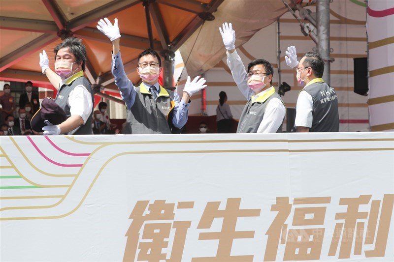 中華民國中樞暨各界慶祝110年國慶大會10日在總統府前舉行,醫福會執行長王必勝(左起)、疾管署副署長羅一鈞、疾管署署長周志浩等防疫有功人員參與國慶車隊遊行。中央社記者王騰毅攝 110年10月10日