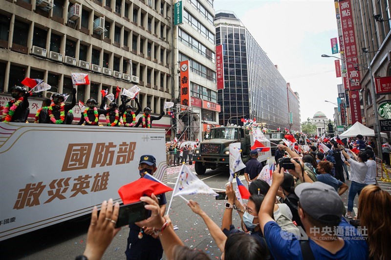 中華文化總會10日在台北舉行「OUR HEROES!台灣英雄大遊行」,邀請協助防疫、救災、守衛國土的軍警消參與車隊遊行,接受國人喝采。中央社記者裴禛攝 110年10月10日