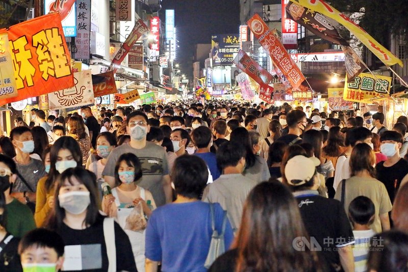 國內COVID-19疫情趨緩,加上振興五倍券發放,國慶連假,嘉義文化路夜市湧現人潮。中央社記者蔡智明攝 110年10月10日