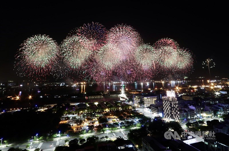 110年國慶焰火10日晚間在高雄港灣登場,今年主會場觀賞區容留人數降到2萬人,施放焰火發數近2萬發,12吋及16吋大口徑高空焰火彈達百發以上,為歷年最多,施放總時間約30分鐘。中央社記者董俊志攝 110年10月10日