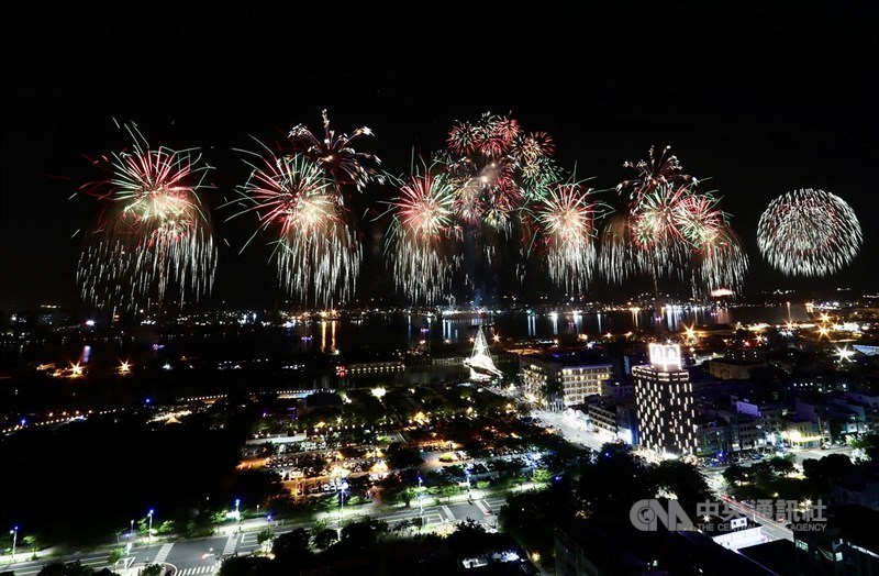 睽違21年後,110年國慶焰火10日晚間在高雄港灣施放,焰火數量近2萬發,高雄市府更加碼超過百發高空焰火,用美麗絢爛的光芒點亮高雄夜空。中央社記者董俊志攝 110年10月10日