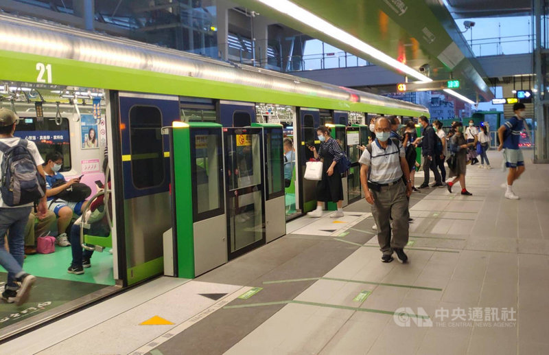 台中捷運綠線在雙十連假首日9日誕生第200萬名乘客,台中捷運公司10日公布幸運乘客悠遊卡號及乘車資訊,尋找這名幸運得主及前後各一名乘客,將致贈紀念禮品。(台中捷運公司提供)中央社記者郝雪卿傳真 110年10月10日