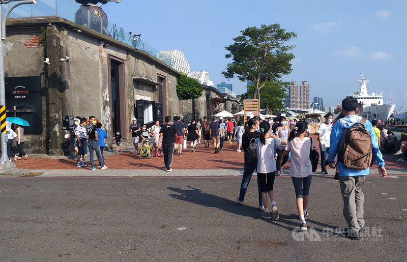 110年國慶焰火在高雄,10日晚間絢麗焰火秀即將登場,鄰近主觀賞區的駁二藝術特區下午3時後陸續湧現遊客。中央社記者蔡孟妤攝 110年10月10日