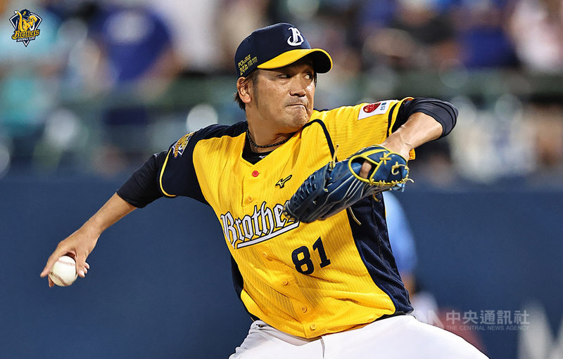 中職中信兄弟隊日籍投手高野圭佑10日一軍初登板,面對滿壘局面,沒有擴大失分危機,總計投1.2局失1分、中繼成功;高野圭佑自評表現不及格、盼下一次更好。(中信兄弟提供)中央社記者謝靜雯傳真 110年10月10日