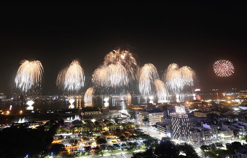 110年國慶焰火10日晚間在高雄港灣盛大登場,這也是國慶焰火暌違21年後重返高雄施放,市府更加碼施放高空焰火,讓民眾從遠處就能看見絢麗繽紛的美麗煙花。中央社記者董俊志攝 110年10月10日