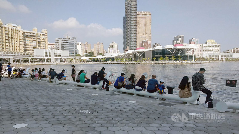 110年國慶焰火在高雄,今年高雄市政府推薦的外圍觀賞地點也包含高雄流行音樂中心,10日午後高流外岸際坐滿整排遊客,開心出遊之餘也期待晚間精彩焰火秀。中央社記者蔡孟妤攝 110年10月10日