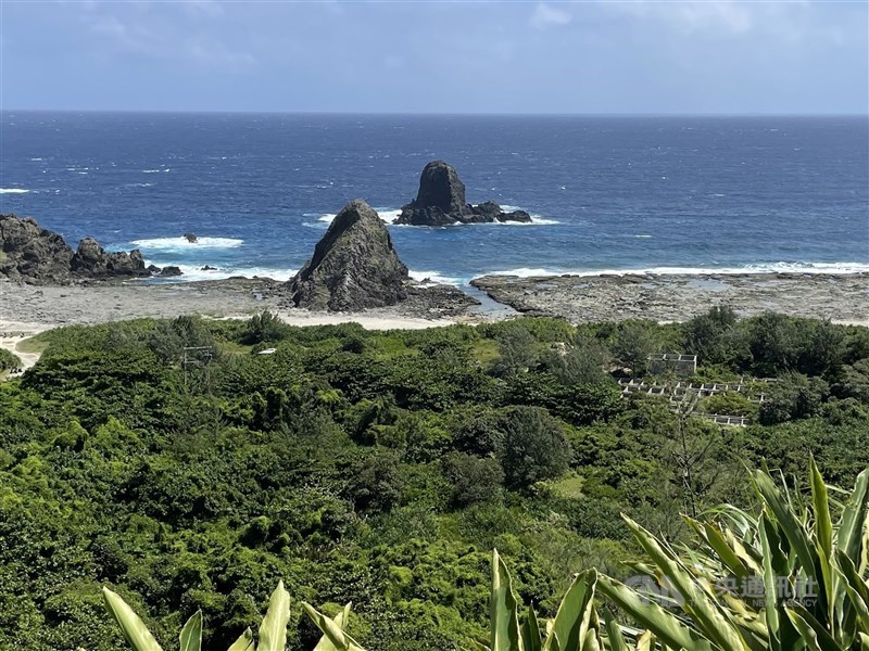 綠島傳統石屋原以柚子湖聚落最多,但現今已無人居住,從山坡上往下鳥瞰,仍可見舊聚落的部分屋舍。(中央社)