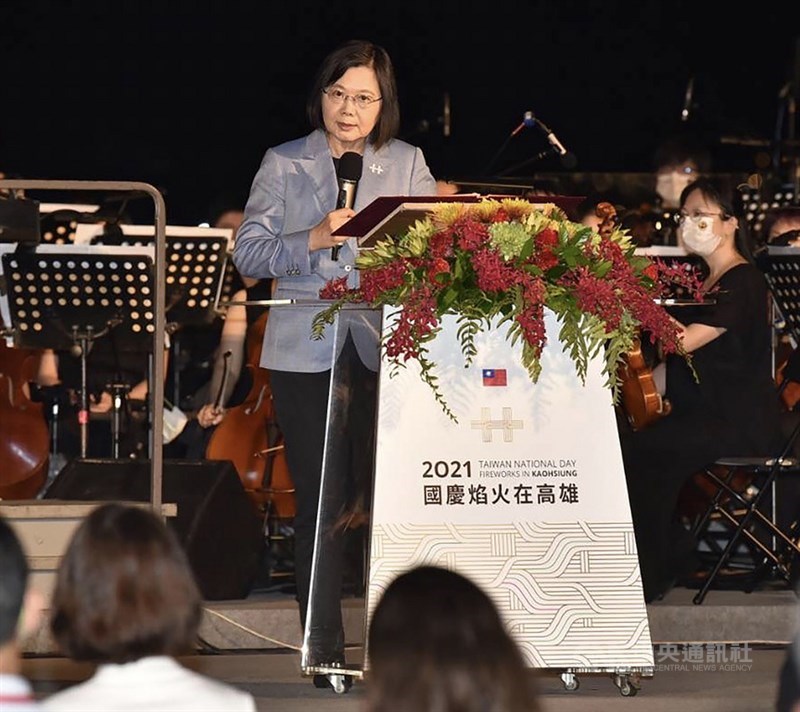 110年國慶焰火10日晚間在高雄登場，主舞台設於高雄港蓬萊商港，總統蔡英文親自出席並致詞，與民眾一同欣賞美麗焰火、祝福中華民國生日快樂。中央社記者董俊志攝 110年10月10日