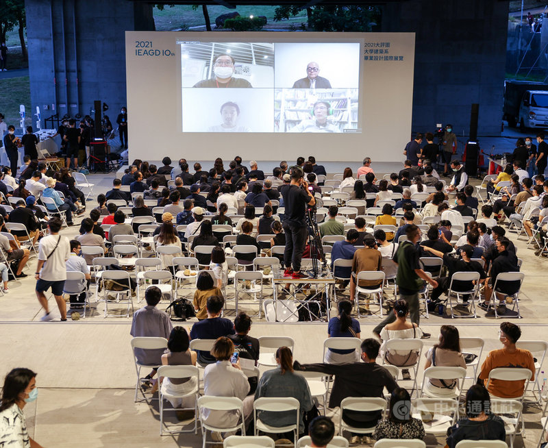 「2021大評圖–大學建築系畢業設計國際展覽」10日傍晚起在北藝大進行重點活動「大評圖」,共邀請8名老師擔任評圖人,當中部分評圖老師透過視訊連線參與。中央社記者鄭清元攝 110年10月10日