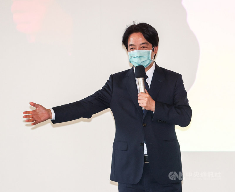 「2021大評圖–大學建築系畢業設計國際展覽」系列活動持續展開,10日在北藝大進行活動高潮「大評圖」,副總統賴清德也應邀出席並致詞。中央社記者鄭清元攝 110年10月10日