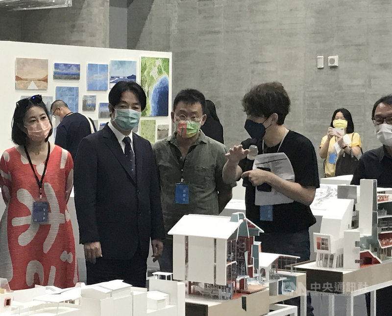 副總統賴清德(前左2)10日前往北藝大科技藝術館,參觀「2021大評圖–大學建築系畢業設計國際展覽」,策展人漆志剛(前右)為賴清德及建築師黃聲遠(前右2)、民進黨立委吳思瑤(前左)等人介紹解說。中央社記者邱祖胤攝 110年10月10日