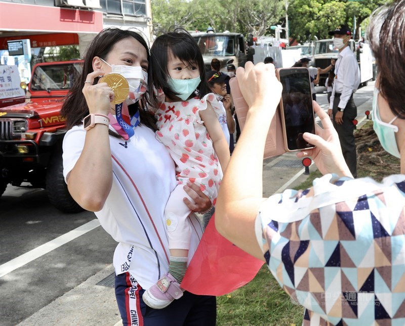 中華文化總會10日舉行「OUR HEROES!台灣英雄大遊行」,民眾在出發前與「舉重女神」郭婞淳(左)拍照留念。中央社記者張皓安攝 110年10月10日