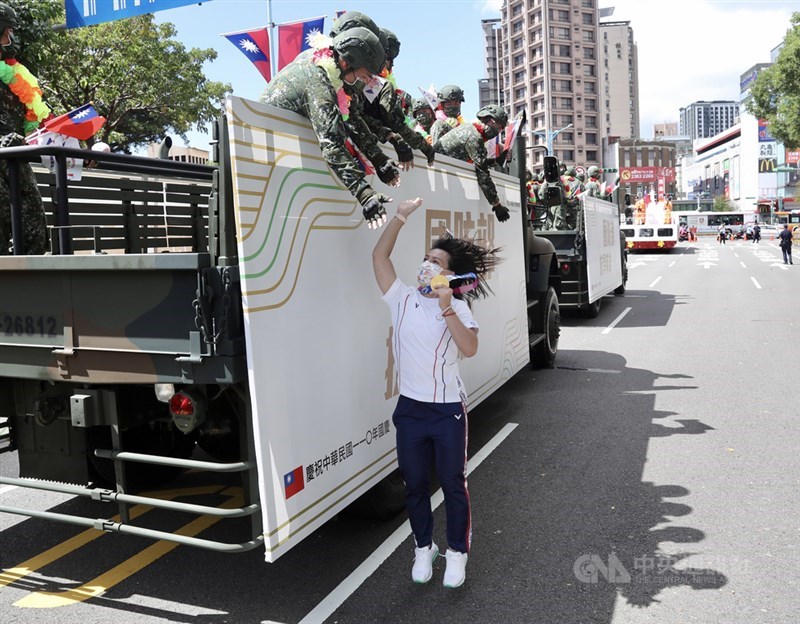 文總10日舉辦「OUR HEROES!台灣英雄大遊行」,「舉重女神」郭婞淳(前右)在出發前與國軍抗疫英雄擊掌。中央社記者張皓安攝 110年10月10日