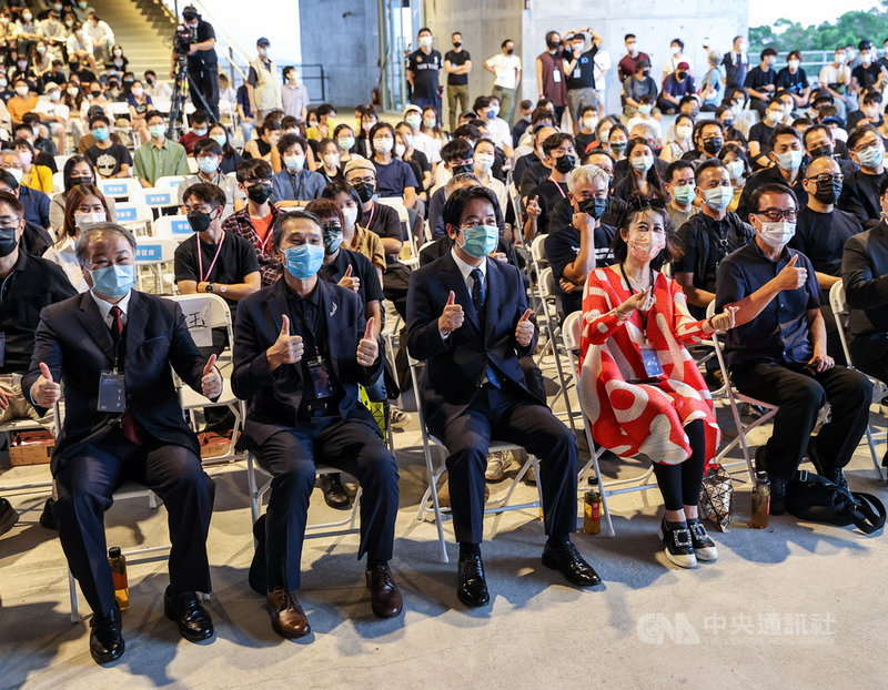 「2021大評圖–大學建築系畢業設計國際展覽」系列活動持續展開,10日晚間在北藝大進行大評圖,副總統賴清德(前中)、民進黨籍立委吳思瑤(前右2)、北藝大校長陳愷璜(前左2)等人出席與會。中央社記者鄭清元攝 110年10月10日