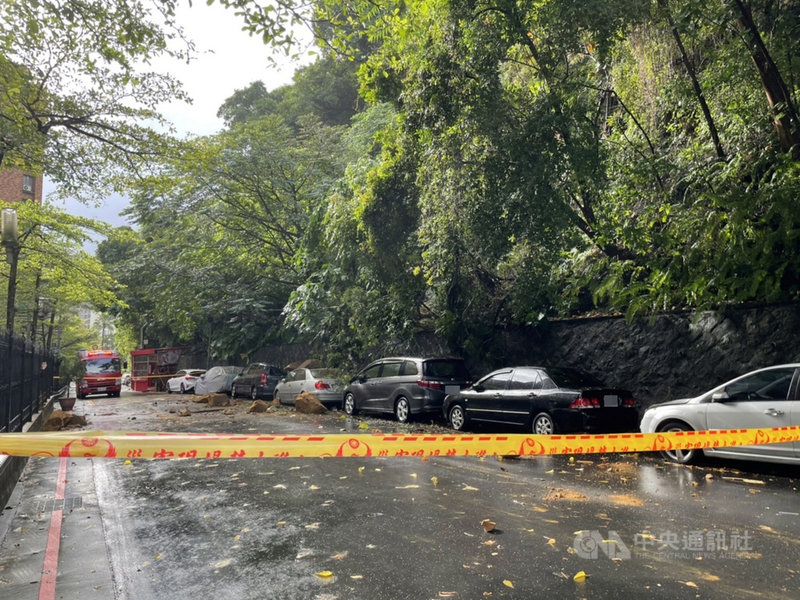 台北市內湖區成功路2段一處巷弄內11日上午發生邊坡土石滑落,砸損路邊停放的4輛汽車,幸無人受傷。現場已拉起封鎖線,禁止通行。(翻攝照片)中央社記者黃麗芸傳真 110年10月11日
