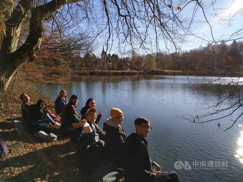 南台科技大學視覺傳達設計系學生陳昊謙(右3)在「台灣奧地利高教科研種籽基金」獎學金支持下,前往奧地利薩爾茲堡專業高等學院交換學習。(陳昊謙提供)中央社記者許秩維傳真 110年10月11日