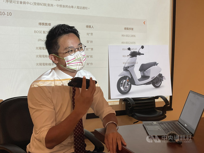 鼓勵使用振興五倍券消費,高雄市政府舉辦登錄發票日月抽獎活動,10日首度抽獎,市府經發局長廖泰翔也親自致電聯絡得獎者,主動告知獲獎訊息。(高雄市經發局提供)中央社記者蔡孟妤傳真 110年10月11日