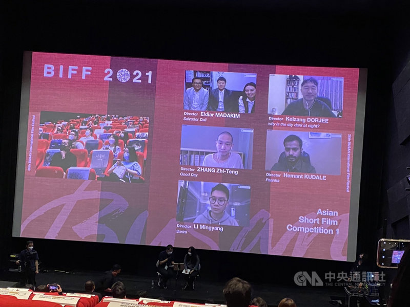 釜山影展11日在播映超廣角亞洲短片競賽單元入圍作品後,舉辦對談活動,來自台灣的「詠晴」導演張誌騰(中排右二視窗)與其他4名導演透過視訊方式出席,接受觀眾提問。中央社記者廖禹揚釜山攝 110年10月11日