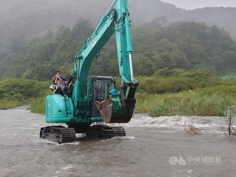 受颱風圓規影響,花蓮出現間歇性強風豪雨,瑞穗鄉瑞穗林道入口處有6名遊客露營遇溪水暴漲受困,消防隊獲報前往救援,以怪手接駁渡溪方式將人救出。(民眾提供)中央社記者李先鳳傳真 110年10月11日