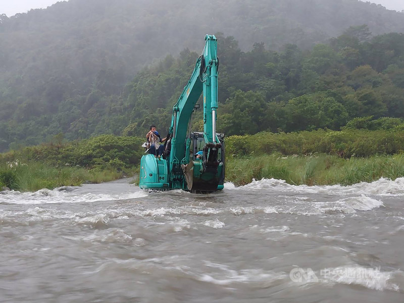 颱風圓規影響,花蓮出現間歇性強風豪雨,6名遊客利用假期紮營在瑞穗林道入口處,不料溪水暴漲受困,消防隊獲報前往救援,最後以怪手接駁渡溪方式將6人平安救出。(民眾提供)中央社記者李先鳳傳真 110年10月11日