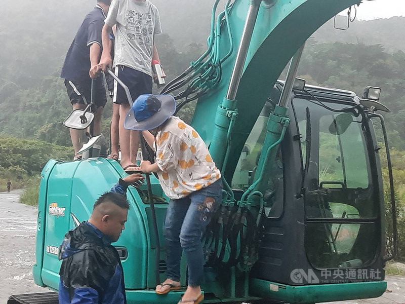 颱風圓規影響,花蓮11日出現間歇性強風豪雨,瑞穗鄉瑞穗林道入口處有6名遊客利用假期露營,不料溪水暴漲而受困,消防隊最後以怪手接駁渡溪方式將人平安救出。(花蓮縣消防局提供)中央社記者李先鳳傳真 110年10月11日