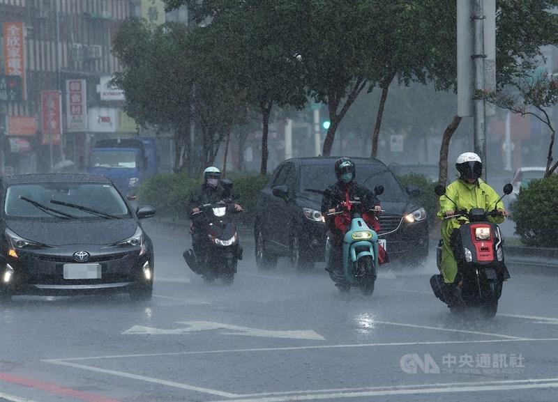 輕度颱風圓規預估11日深夜至12日白天通過台灣正南方,東半部降雨還會更加明顯,氣象局提醒新北、宜花地區防大豪雨。圖為北市間歇性雨勢。中央社記者郭日曉攝 110年10月11日