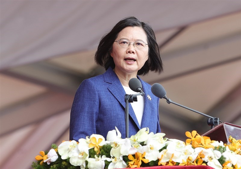 110年國慶大會10日登場,總統蔡英文表示,「維持現狀就是我們的主張」,會全力阻止現狀被片面改變;兩岸解決分歧,必須透過平等對話,期待兩岸關係和緩,「我們不會冒進」,但絕對不要認為台灣人民會在壓力下屈服。中央社記者謝佳璋攝 110年10月10日