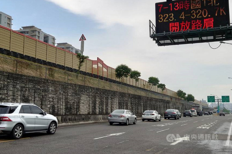 國慶連假最後一天,交通部高速公路局預估車流以北向車潮為主,國道1號大灣交流道北上入口11日接近中午時車流逐漸增加。中央社記者楊思瑞攝 110年10月11日