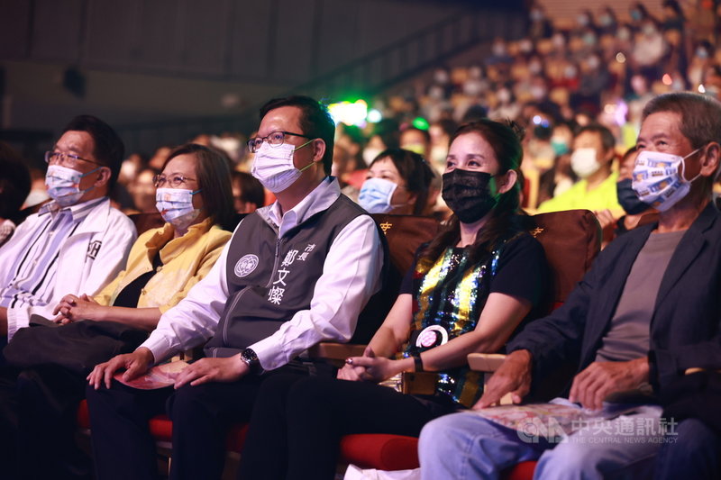 台灣資深編曲家陳志遠逝世10週年,桃園市長鄭文燦(前中)、陳志遠遺孀陳若葵(前右2)10日出席「走過十年,樹一直都在」陳志遠紀念音樂會。(典選音樂提供)中央社記者葉冠吟傳真 110年10月11日
