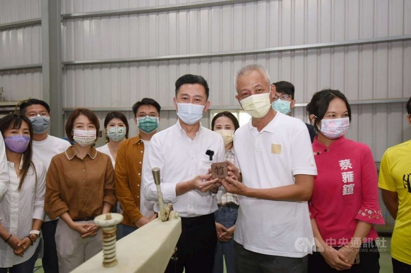 新竹市長林智堅（前中）11日展開「大新竹升格請益之旅」第二站，參訪新竹縣新豐鄉森欣實業公司。（新竹市政府提供）中央社記者魯鋼駿傳真 110年10月11日