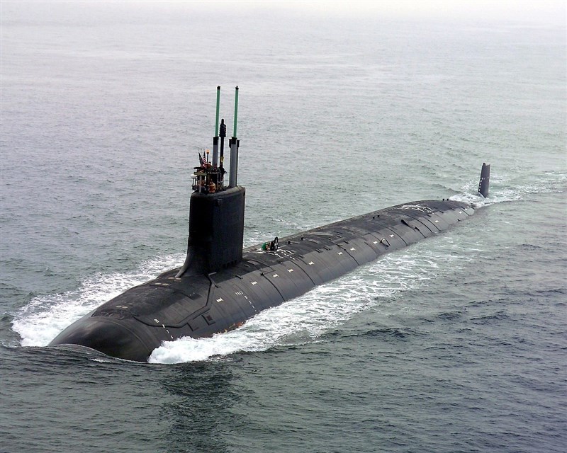 美國司法部10日表示,一名海軍核工程師和他的妻子被控把機密核動力潛艦情資,串謀售予偽裝成外國特工的FBI臥底探員。圖為美國維吉尼亞級核動力潛艦。(圖取自維基共享資源;版權屬公眾領域)