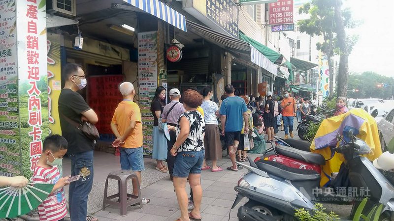高雄市政府推出200元振興五倍券換400元商圈夜市券活動,盼提振商圈夜市經濟,三鳳中街商圈兌換點11日大排長龍。中央社記者蔡孟妤攝 110年10月11日