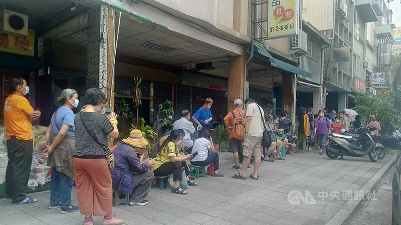 高雄市政府8日起推出持200元振興五倍券換400元商圈夜市券活動,民眾兌換情形相當踴躍,11日三鳳中街商圈兌換點大排長龍。中央社記者蔡孟妤攝 110年10月11日