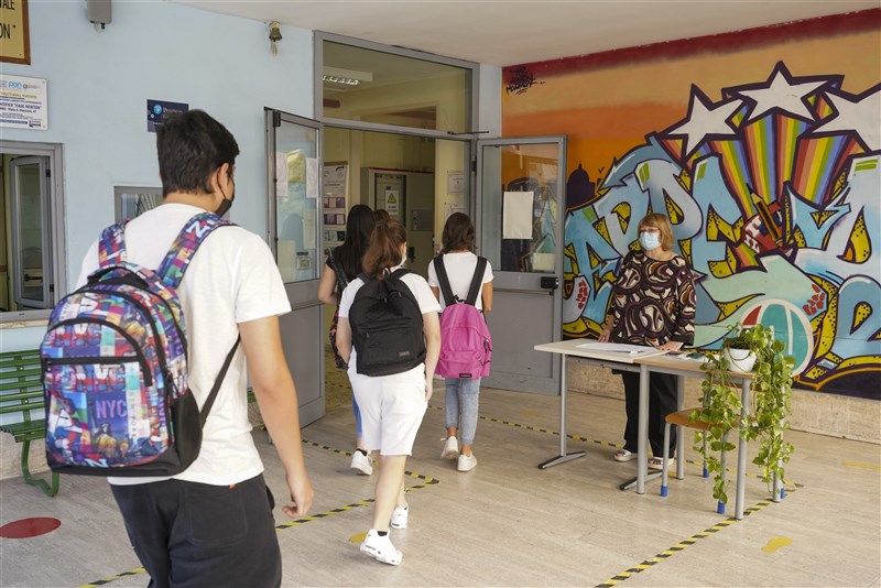 義大利12歲以上完整接種COVID-19疫苗人數至10日已達8成,達成羅馬當局設定的安全門檻目標。圖為羅馬一所中學9月開學,學生恢復實體課。(美聯社)