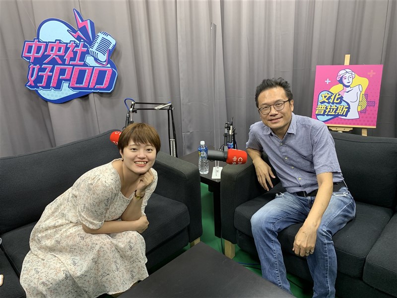 而立書店店長方億玲(左)在文化普拉斯與主持人邱祖胤(右)分享閱讀故事。(中央社)