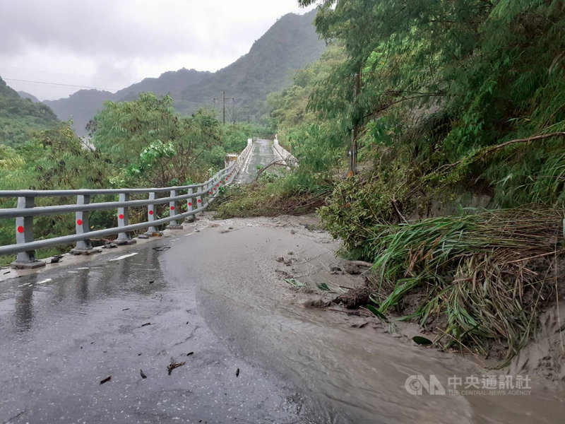 颱風圓規雖未登陸,卻為花蓮帶來可觀雨量,玉里鎮赤科山高寮往竹林山上,一座40年橋齡的竹林橋,不敵一天一夜的風雨,加上年久失修,12日橋墩下陷而封閉。(民眾提供)中央社記者李先鳳傳真 110年10月12日