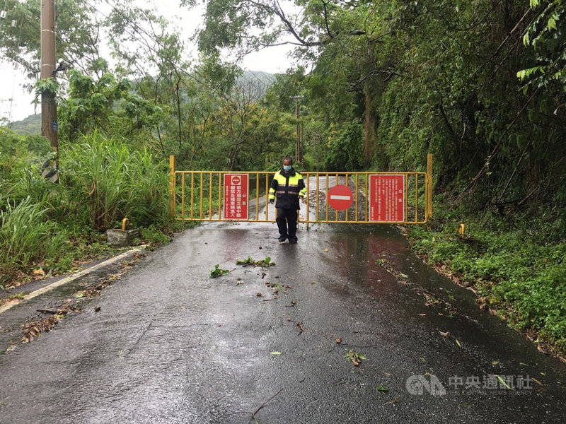 受到颱風圓規外圍環流影響,聯絡花東縱谷與東海岸的重要道路-瑞港公路花64線,12日上午接獲民眾通報14k處道路坍方,造成雙向交通完全受阻,鳳林警分局調派警力實施交通管制。(鳳林警分局提供)中央社記者李先鳳傳真 110年10月12日