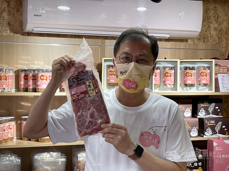 雲林縣為台灣養豬第一大縣,為替消費者把關,縣府與轄內加工廠和屠宰場簽署合作意向書,推出「雲饗豬」品牌,盼將雲林豬肉精品推廣給消費者,打造雲林豬肉專屬品牌,未來將與「雲林良品」合而為一,成為雙品牌策略。中央社記者姜宜菁攝 110年10月12日