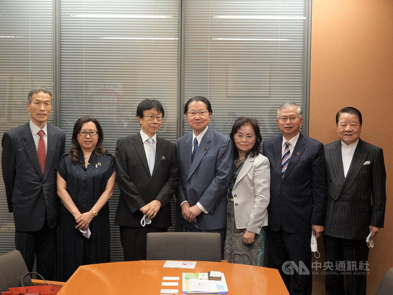 感謝日本5度捐贈疫苗給台灣,近期又有台灣企業捐贈口罩給日本。日本台灣親善協會會長、眾議員衛藤征士郎(中)11日頒感謝狀,並表示力挺台灣加入CPTPP。中央社記者楊明珠東京攝 110年10月12日