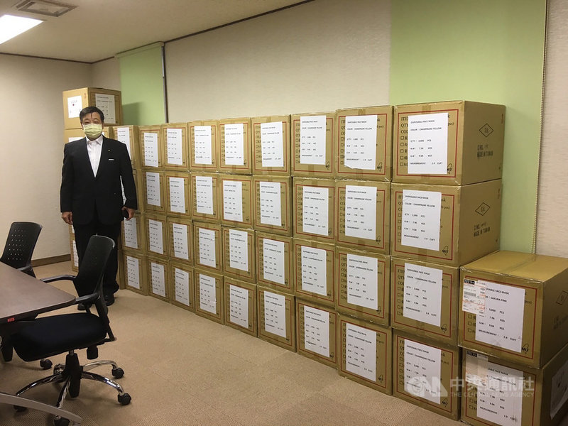 台灣企業彭家貿易公司透過副總統賴清德聯繫日本「關東賴清德之友會」捐贈60萬片醫療用口罩給日本。圖為該會理事黃經學代表前往熊本市捐贈口罩。(關東賴清德之友會提供)中央社記者楊明珠東京傳真 110年10月12日