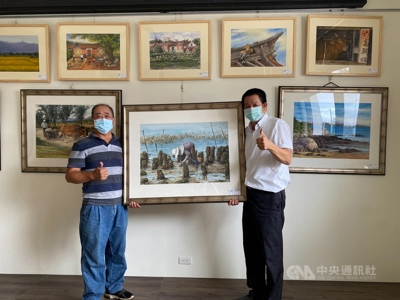 金門畫家楊天澤(左)提供16幅畫作作品並完成裝框,12日送到金門家扶中心扶幼館布置,13日到16日舉辦「愛在金門、送愛家扶」水彩畫義賣展覽會,並將捐出畫展收入一半助弱勢兒童。(金門家扶中心提供)中央社記者黃慧敏傳真 110年10月12日