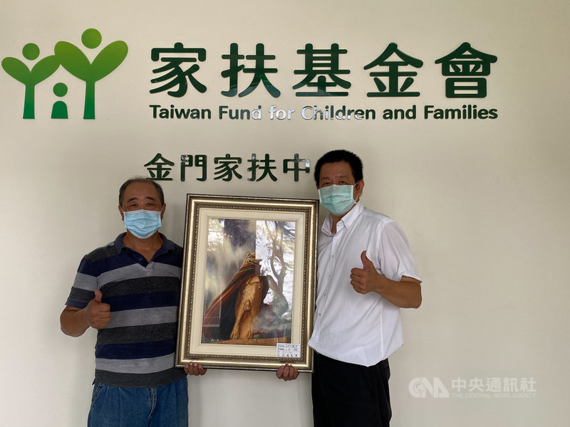 金門畫家楊天澤(左)13日到16日在金門家扶中心扶幼館舉辦「愛在金門、送愛家扶」水彩畫義賣展覽會,計劃捐出畫展收入一半協助家扶中心的弱勢兒童和家庭。右為家扶中心主任李桂平。(金門家扶中心提供)中央社記者黃慧敏傳真 110年10月12日
