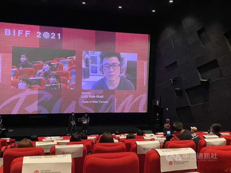 韓國釜山影展12日播映超廣角紀錄片競賽單元入圍作品「野番茄」,並舉辦對談活動,馬來西亞導演廖克發透過視訊方式出席,接受觀眾提問。中央社記者廖禹揚釜山攝 110年10月12日