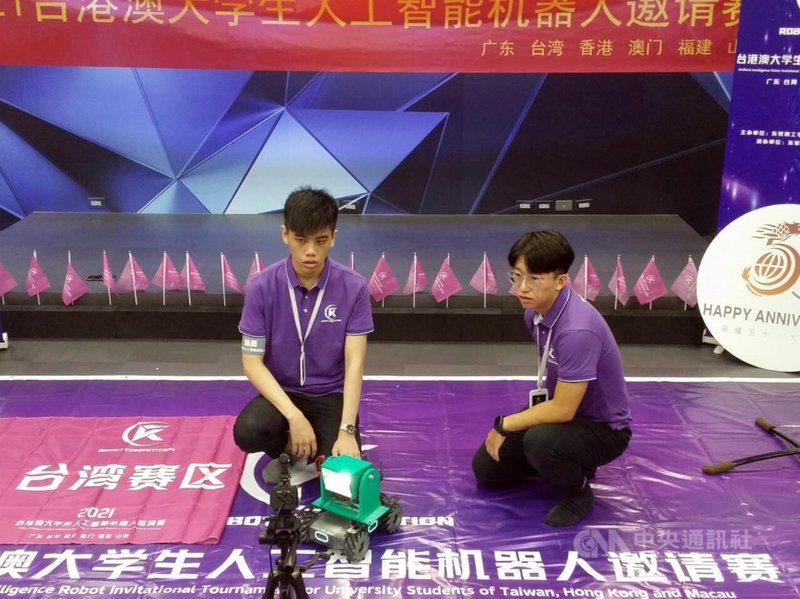 龍華科技大學團隊參加台港澳大學生人工智能機器人邀請賽,設計智慧型追蹤打光機器人,獲最佳團體獎。(龍華科大提供)中央社記者許秩維傳真 110年10月12日