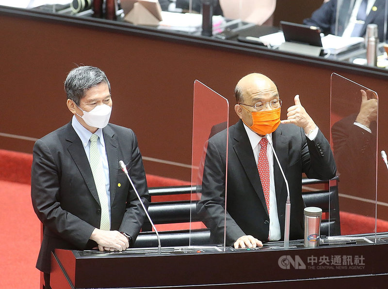 立法院院會12日繼續對行政院長蘇貞昌(右)施政報告進行質詢,文化部長李永得(左)答詢時表示,金鐘獎將有較大變革,明年考慮把動畫配音也納入獎項。中央社記者郭日曉攝 110年10月12日