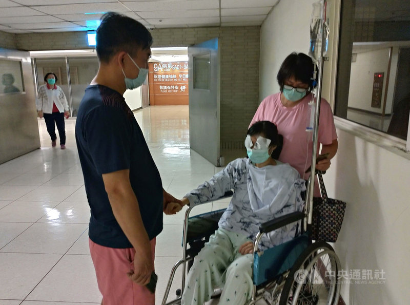 屏東高樹鄉潘姓超商女店員遭思覺失調症男子攻擊案,經高雄長庚醫院手術後,醫院12日表示,視力可保住,但需後續追蹤。屏東縣政府社會處也證實,潘女這週應該會出院。(莊全成提供)中央社記者郭芷瑄傳真 110年10月12日